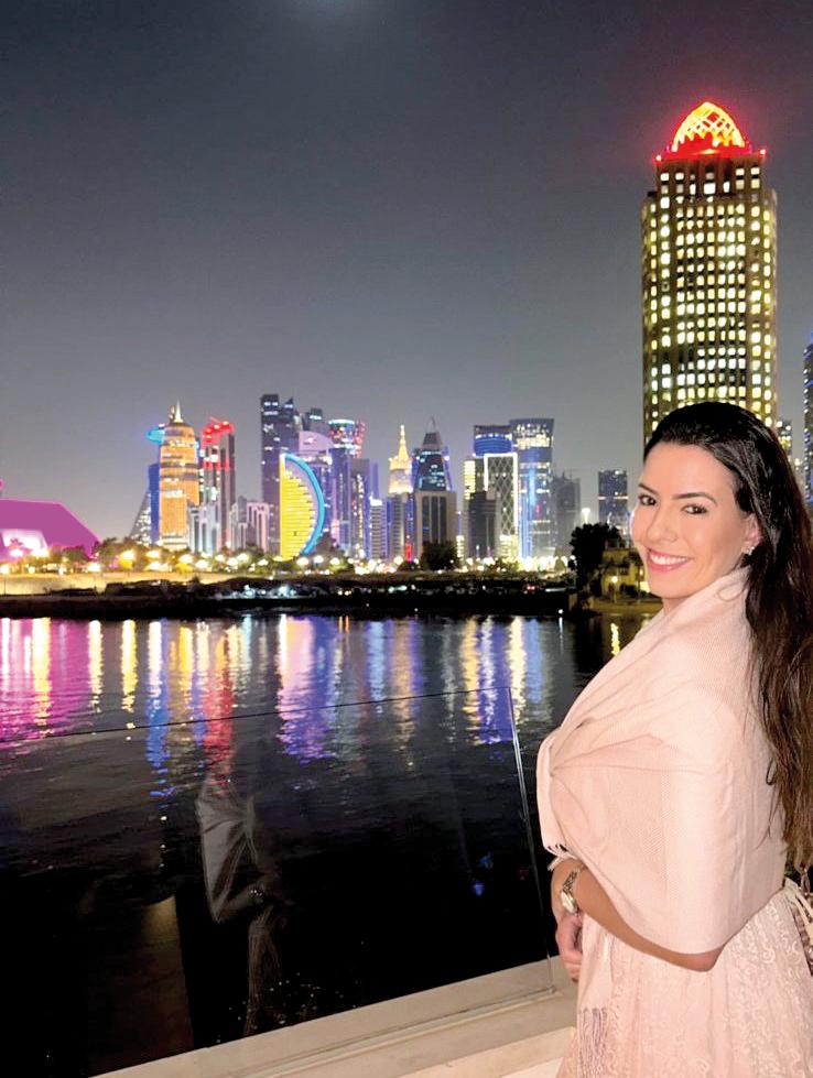 A arquiteta Gabriela Ferreira Pereira, curtindo a moderna vista noturna da cidade de Doha, no Catar, em viagem com a família (Foto/Divulgação)