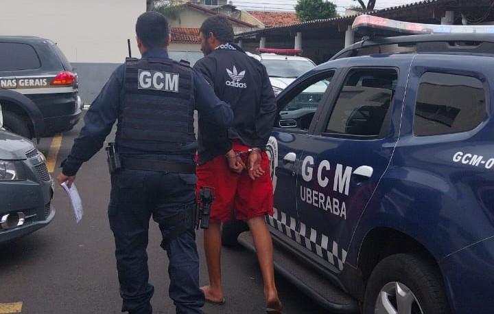 O homem foi preso após promover ameaças contra a companheira, até mesmo na frente dos agentes da Guarda Municipal (Foto/Divulgação)