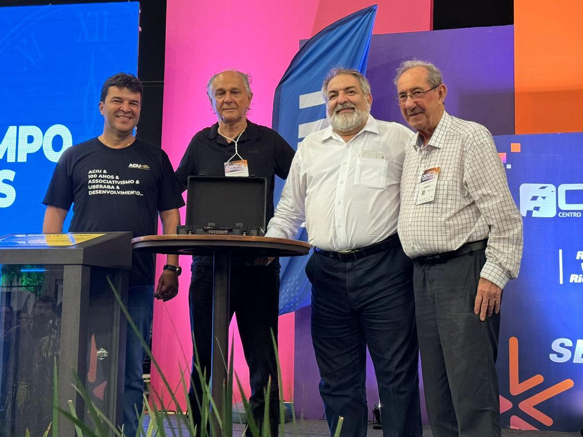 Presidente Anderson Cadima, ladeado pelos ex-presidentes Flamarion Batista Leite, Karim Mauad e Gilberto Resende no lançamento da Cápsula do Tempo ()