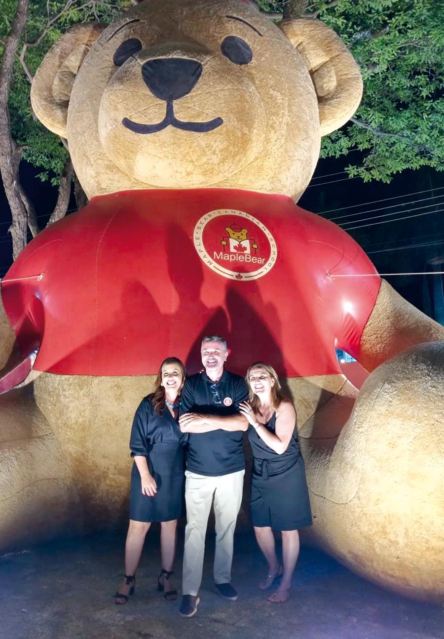 Nanda Guaritá, Fabiano Sant´Anna e Nádia Latif na inauguração da nova sede da Maple Bear Uberaba, que não esperou 2024 e encerra o ano letivo de 2023 de casa nova, um presentão para Uberaba (Foto/Arquivo Pessoal)