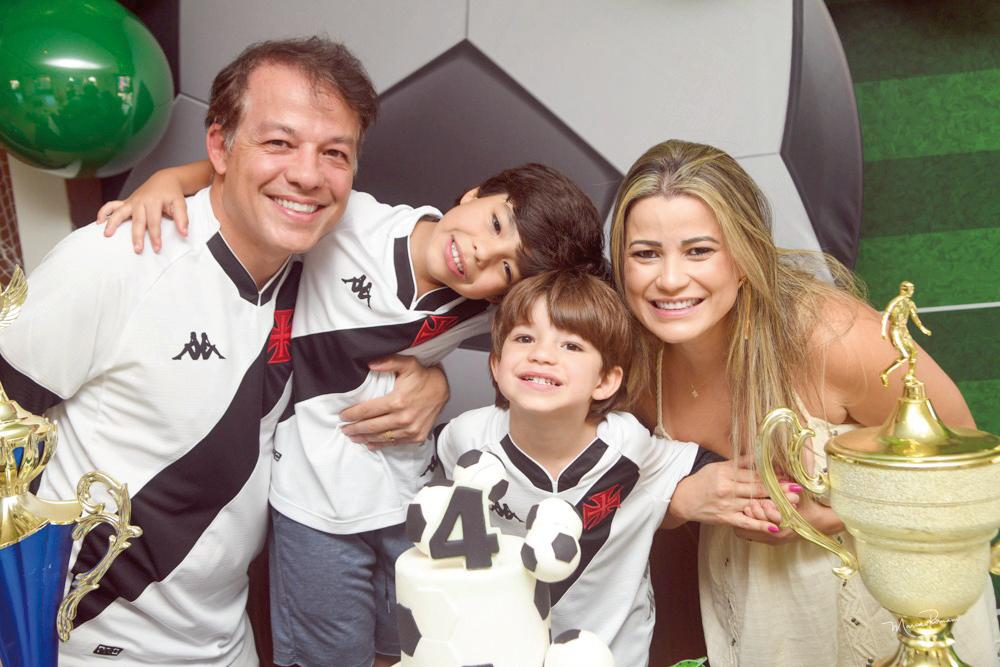 Samir Idaló e Dayana com os filhos, Berrnardo e Otávio, o aniversariante (Foto/Marise Romano)