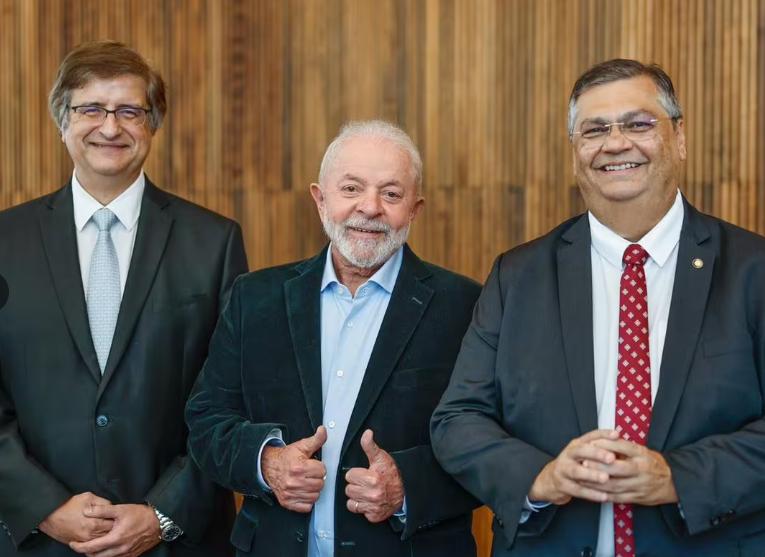 Lula encaminhou, nesta segunda-feira (27), ao presidente do Senado, Rodrigo Pacheco, as indicações de Flávio Dino ao cargo de ministro do Supremo Tribunal Federal e de Paulo Gonet ao cargo de procurador-geral da República (Foto/Ricardo Stuckert/Presidência da República)