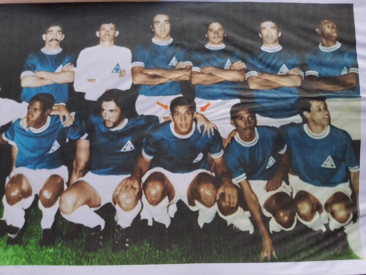 Foto do Independente de 1972. Pelezinho entre Pezão e Zé Humberto. (Foto/Arquivo Pessoal)