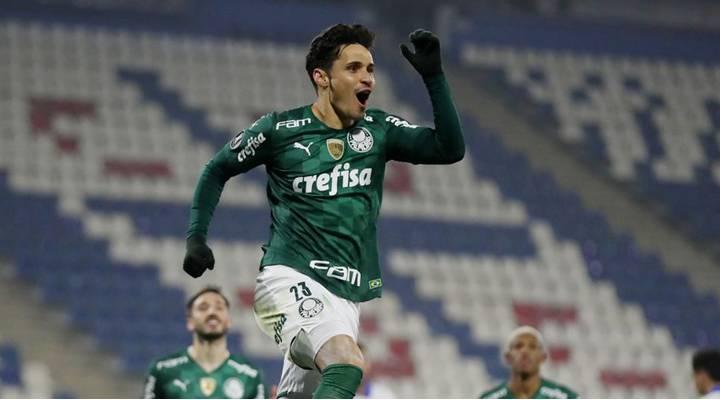 O time de Rafael Veiga, após o empate por 2 a 2 com o Fortaleza, aumentou sua chance de ficar com o troféu. (Foto/Pool via Reuters/Sanhueza/Agência Brasil)