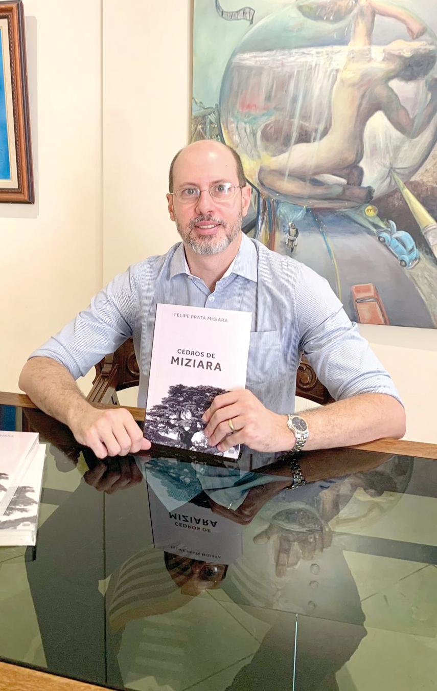 Doutor Felipe Prata Misiara lançou o livro CEDROS DE MIZIARA e recebeu familiar e amigos e amantes da boa leitura em sua manhã de autografos. Para bem receber a todos contou com a ajuda dos pais dele, os queridos Pedro Elias Misiara Filho e Vera Lúcia Prata Misiara (Foto/Divulgação)