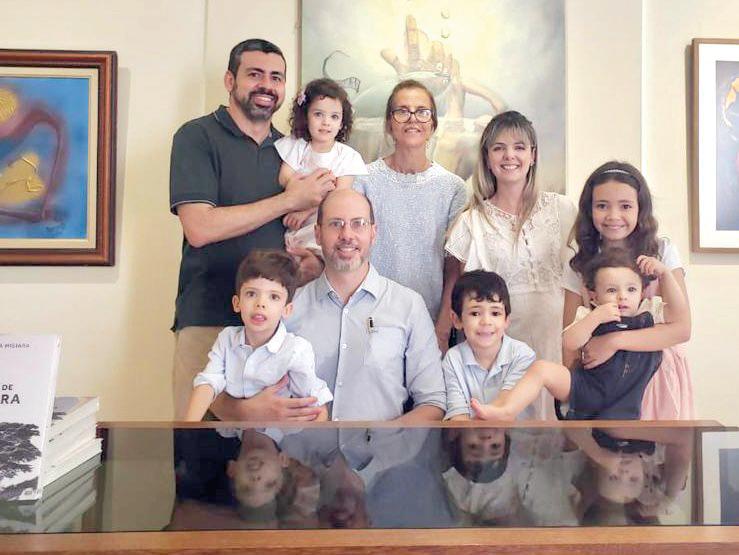 Felipe Misiara, no lançamnto de seu livro com o irmão Gustavo Prata, a tia Vanda Prata, os sobrinhos Henrique e Luiza, a esposa e grande incentivadora, Janisse Martinelli e os filhos do casal, fonte de inspiração do pai, Cecília, Miguel e Pedro (Foto/Divulgação)