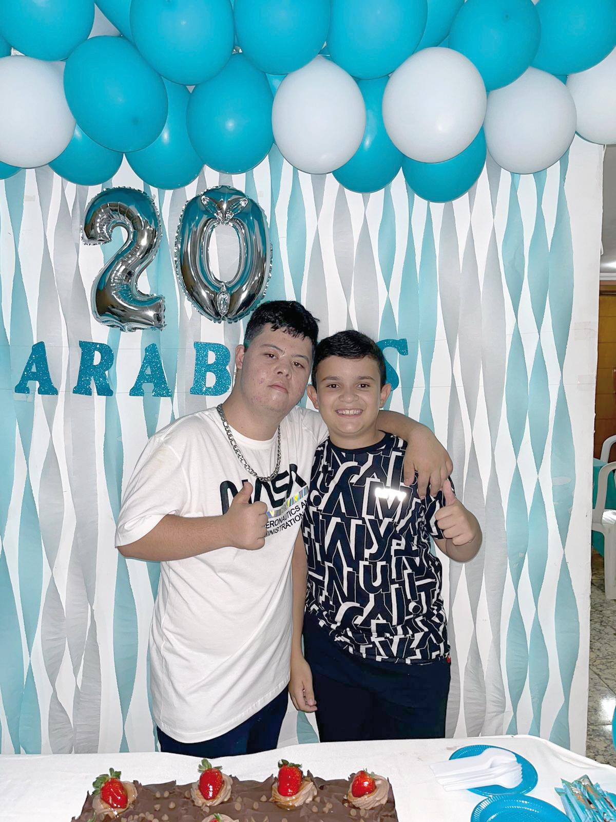 Viva o nosso querido, Gabriel Araújo que completou seus 20 aninhos com festa recheada de familiares e amigos queridos, na foto, Gabriel com o amigo&nbsp;Isaac&nbsp;Brandão (Foto/Divulgação)