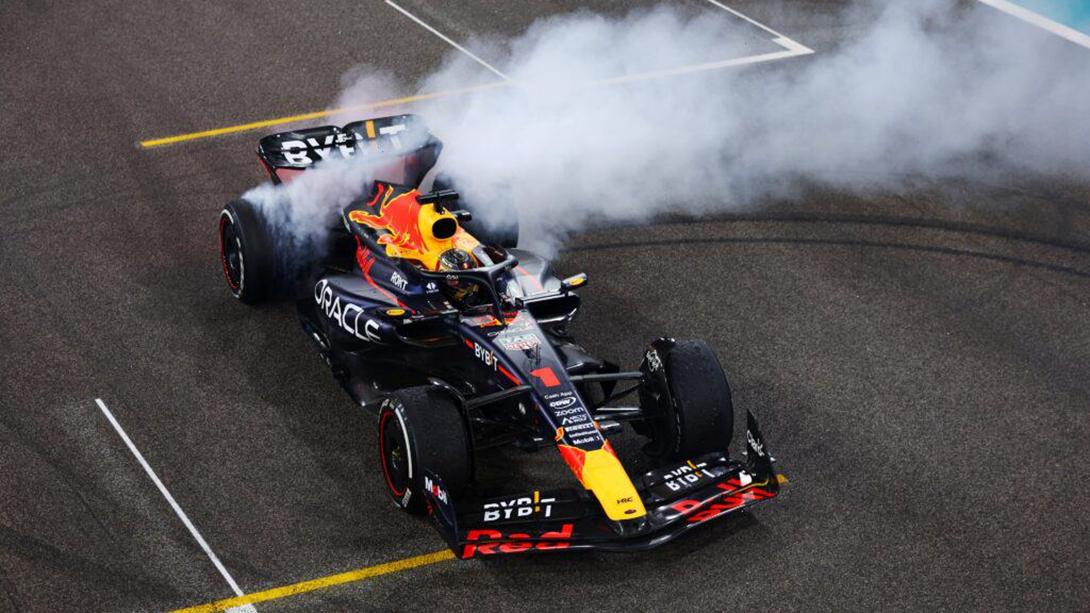 Verstappen comemorando em Abu Dhabi (Foto/Reprodução)