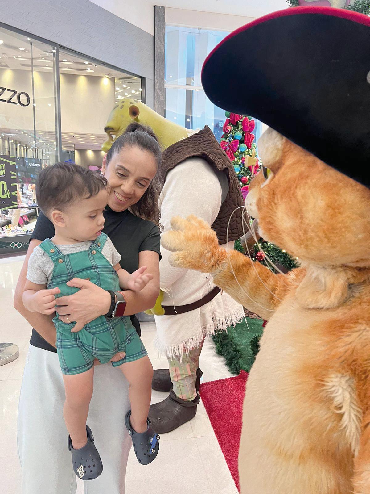 A vovó Viviane Quirino com Felipe visitando Shrek e o Gato de Botas no Shopping&nbsp;Uberaba (Foto/Arquivo Pessoal)