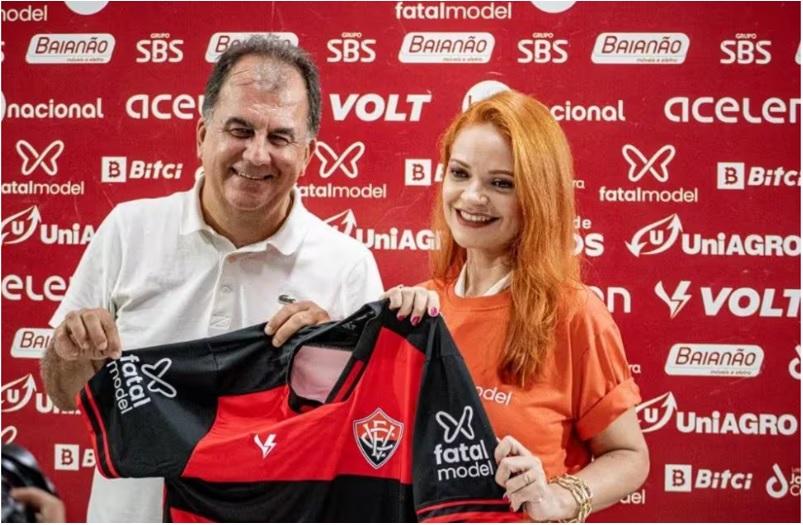 Fábio Mota, presidente do Vitória, e Nina Sag, diretora de comunicação do Fatal Model (Foto:  Pietro Carpi - EC – Jornal “O Tempo”)