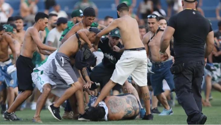 Por cerca de três minutos foram registradas cenas de selvageria no gramado da Vila Capanema (Foto/Joka Madruga/Futura Press/Estadão Conteúdo)