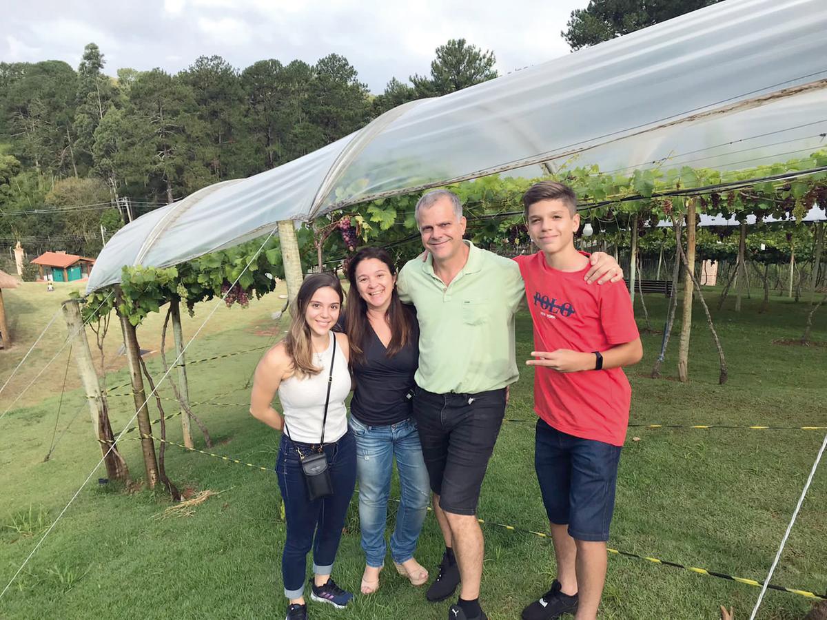 Mais que queridos, Mônica Gondim e os filhos, Nayara e Henrique, comemorando os 51 anos desse paizão que é Osvaldo da Cruz Jr. Felicidades mil, Juninho! (Foto/Reprodução)