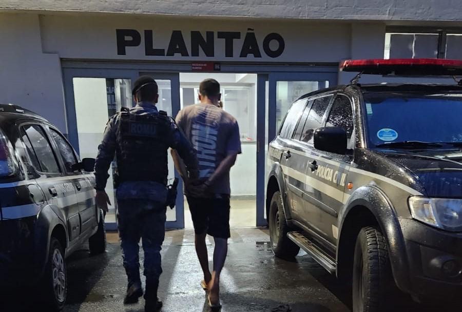 Suspeito flagrado com drogas foi levado pela Guarda Municipal à Delegacia de Polícia (Foto/Divulgação)