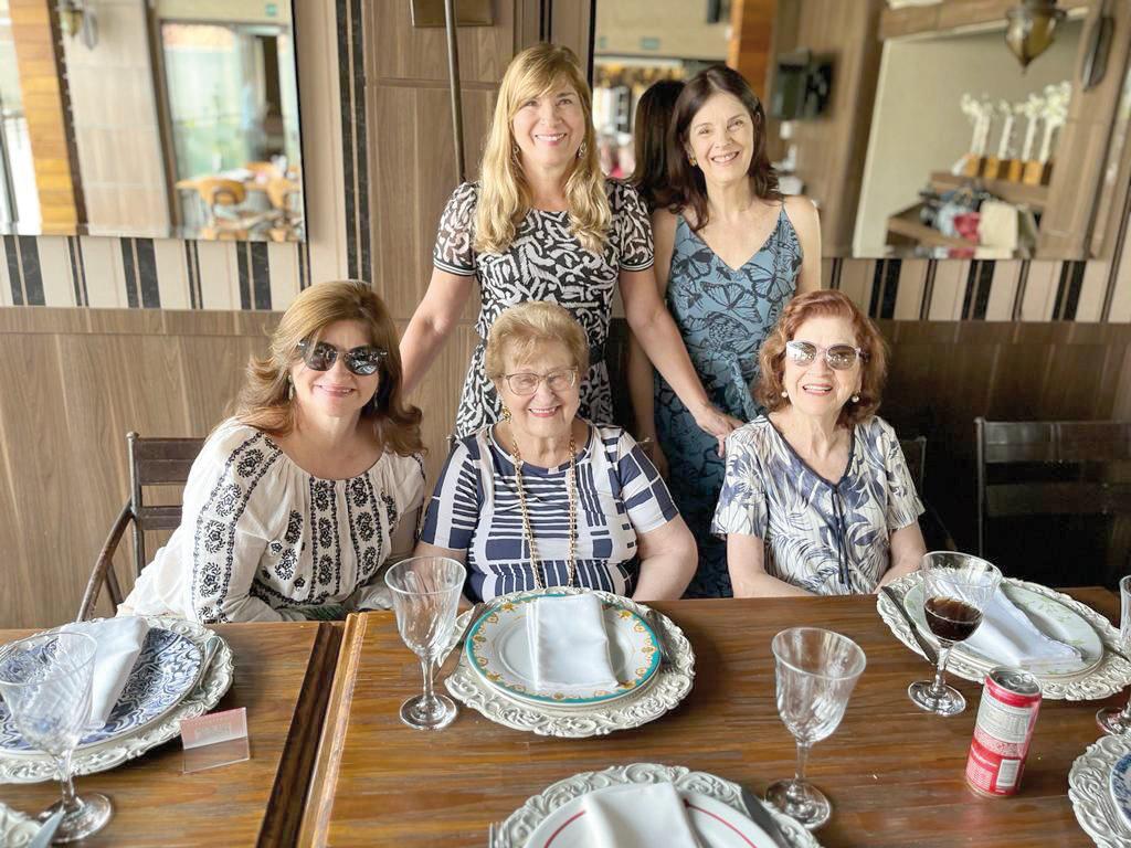 Irene Tahan com suas filhas Denise e Beatriz, Maria Augusta e a filha Aninha (Foto/Reprodução)