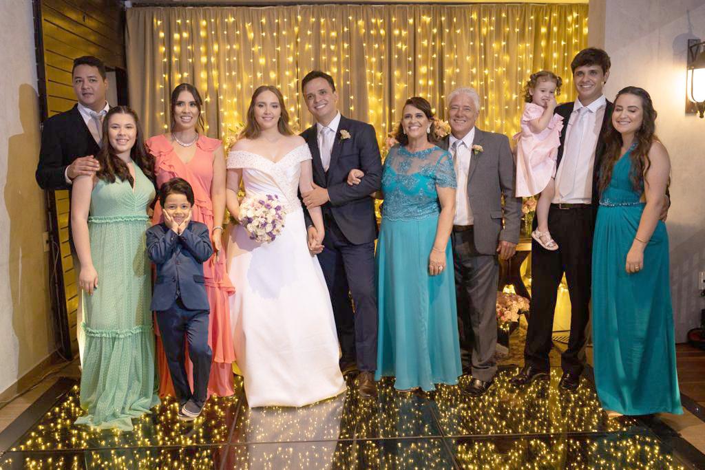 Caio, marido da Ananda irmã do noivo, com os filhos Cecília e Antônio, os noivos com os pais dele e o irmão Álvaro, com Sthepanni e a filha Catarina (Foto/Alex Pacheco)