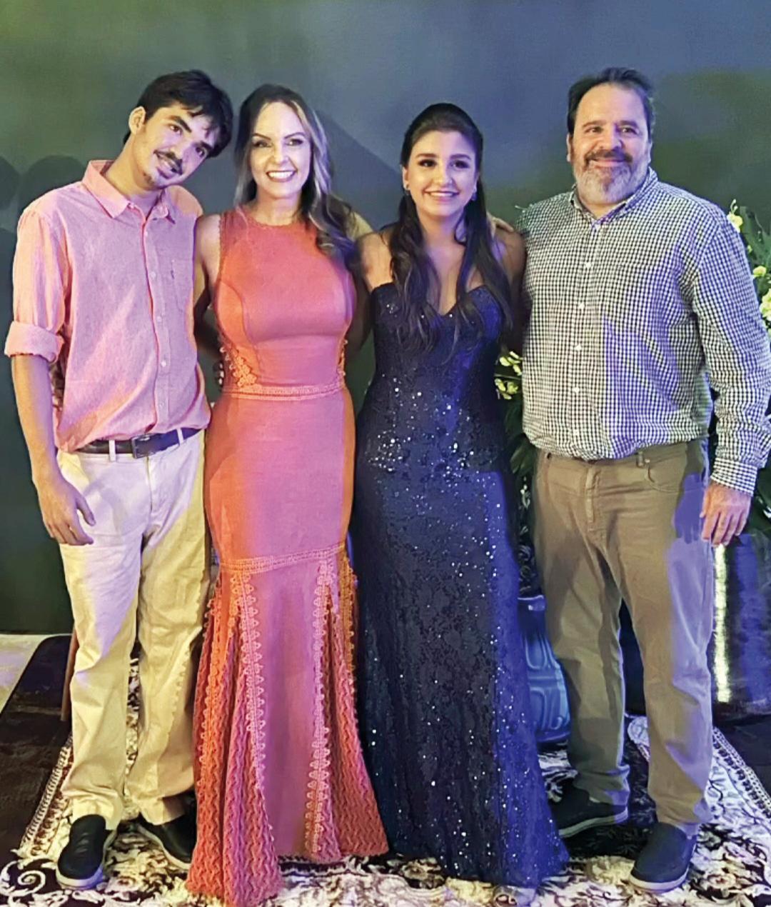 Clima de festas na família de Esmê Nasser e Alfredo Freire, comemorando o término do 2º Grau da filha Luiza, ao lado também do filho Bernardo (Foto/Reprodução)