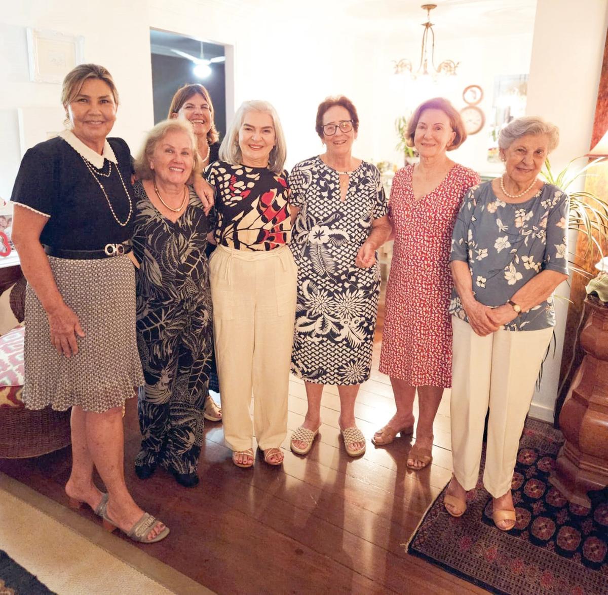 Uma das festas de despedida e agradecimento oferecidas a Telma foi chez Maria Eugênia Marxen Teodoro (à esquerda), em seu belo apê, recebendo Telma, Nilza Maluf, Dauta Calapodopulos, Olga Lenza, Vera Gobbo e Lourdes (Foto/Reprodução)