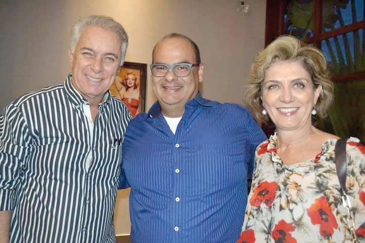 Aniversariante do dia 8 deste mês, querido Marco Aurélio Cury, ao lado do casal Marcos Montes e Marília (Foto/Reprodução)