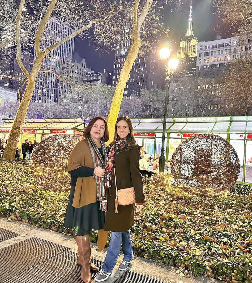 Também na Big Apple em tour pré-natalino – fascínio dos viajantes –, Cecilinha Cecílio e a filha Sara (Foto/Reprodução)