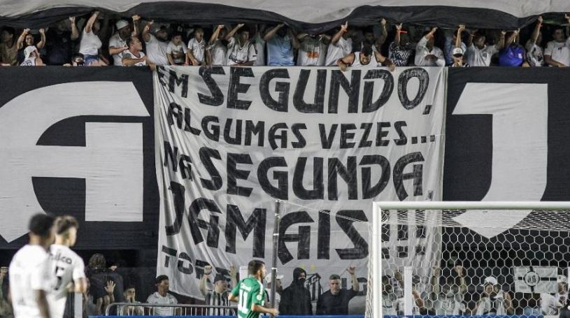 Em 2021, o Santos teve campanha irregular e a torcido estendeu faixa demonstrando orgulho por nunca o clube ter jogado a segunda divisão do futebol nacional (Imagem: Guilherme Drovas/AGIF)