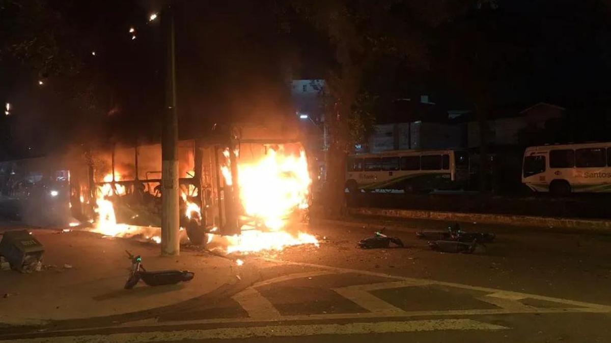 Seis ônibus e quatro carros foram incendiados pelos torcedores, que também avançaram contra os policiais (Foto/Reprodução)