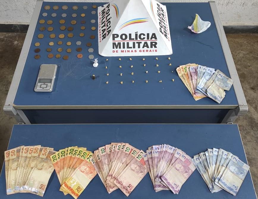 Drogas e dinheiro localizados com o suspeito e na casa dele e que foram levados à delegacia, juntamente com ele (Foto/Divulgação)