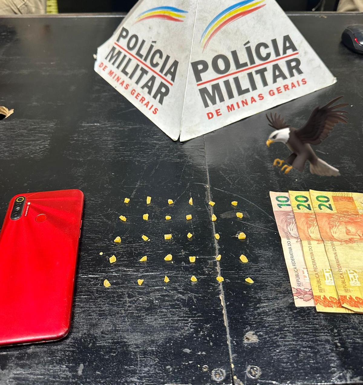 Drogas, celular e dinheiro apreendidos no ponto de vendas de drogas denunciado no Jardim Uberaba (Foto/Divulgação)