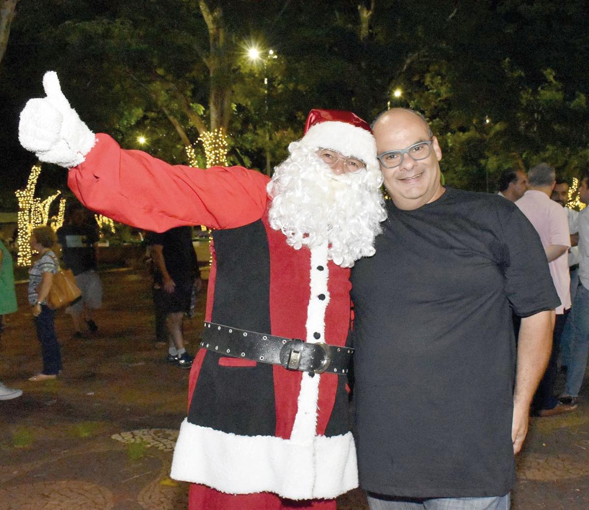 Queridíssimo Marco Aurélio Ferreira Cury é o aniversariante de hoje e recebeu um grande abraço do Papai Noel em nome de todos nós que o amamos tanto. Parabéns! (Foto/Reprodução)