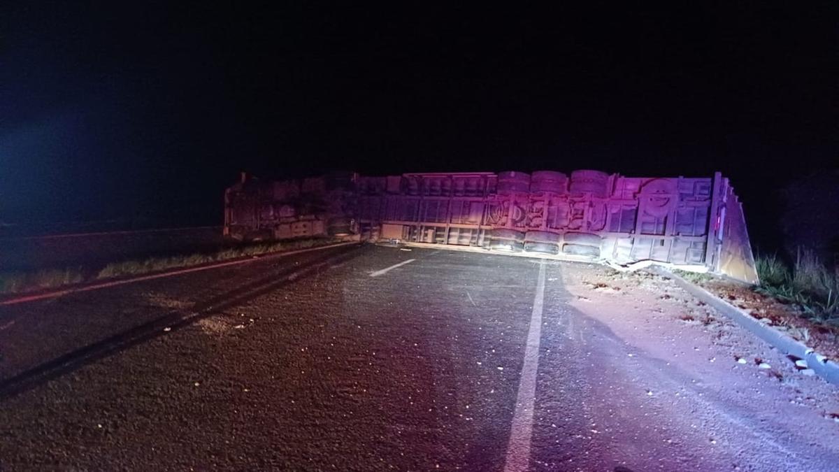 O semi-reboque teve danos  e parte da carga caiu sob a pista (Foto/Divulgação)