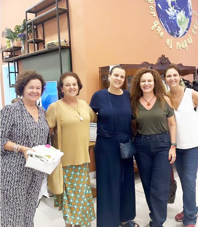 Sucesso total o Bazar de Natal da Apae que foi no espaço da nossa querida Esme Nasser. Na foto a presidente da APAE Virginia Cecílio, Maria Inês Carvalho Marzola, Vanessa Pavel, Vaniana Helou e Nana Marzola (Foto/Arquivo Pessoal)