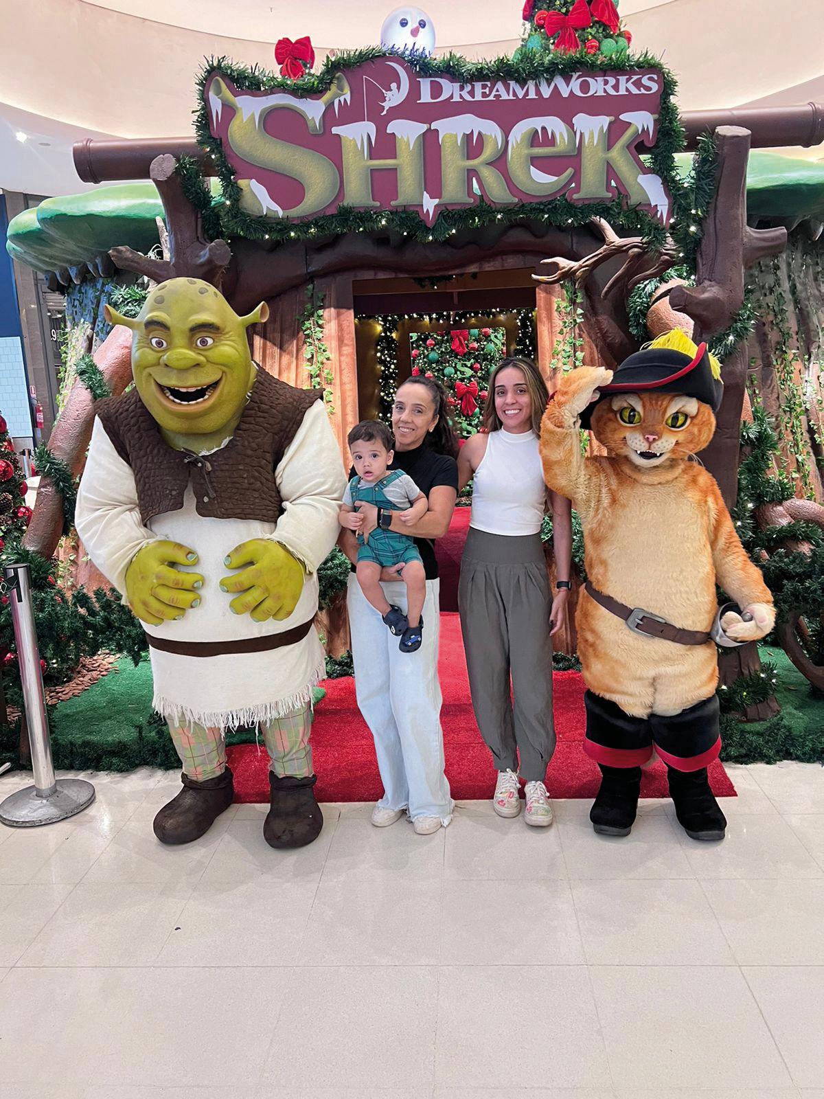 Em clima de Natal Shopping Uberaba continua a todo vapor, com Natal encantado do Shrek, na foto as queridas Viviane e Ana Flávia Quirino com o fofo Felipe, curtindo os encantos natalinos (Foto/Arquivo Pessoal)