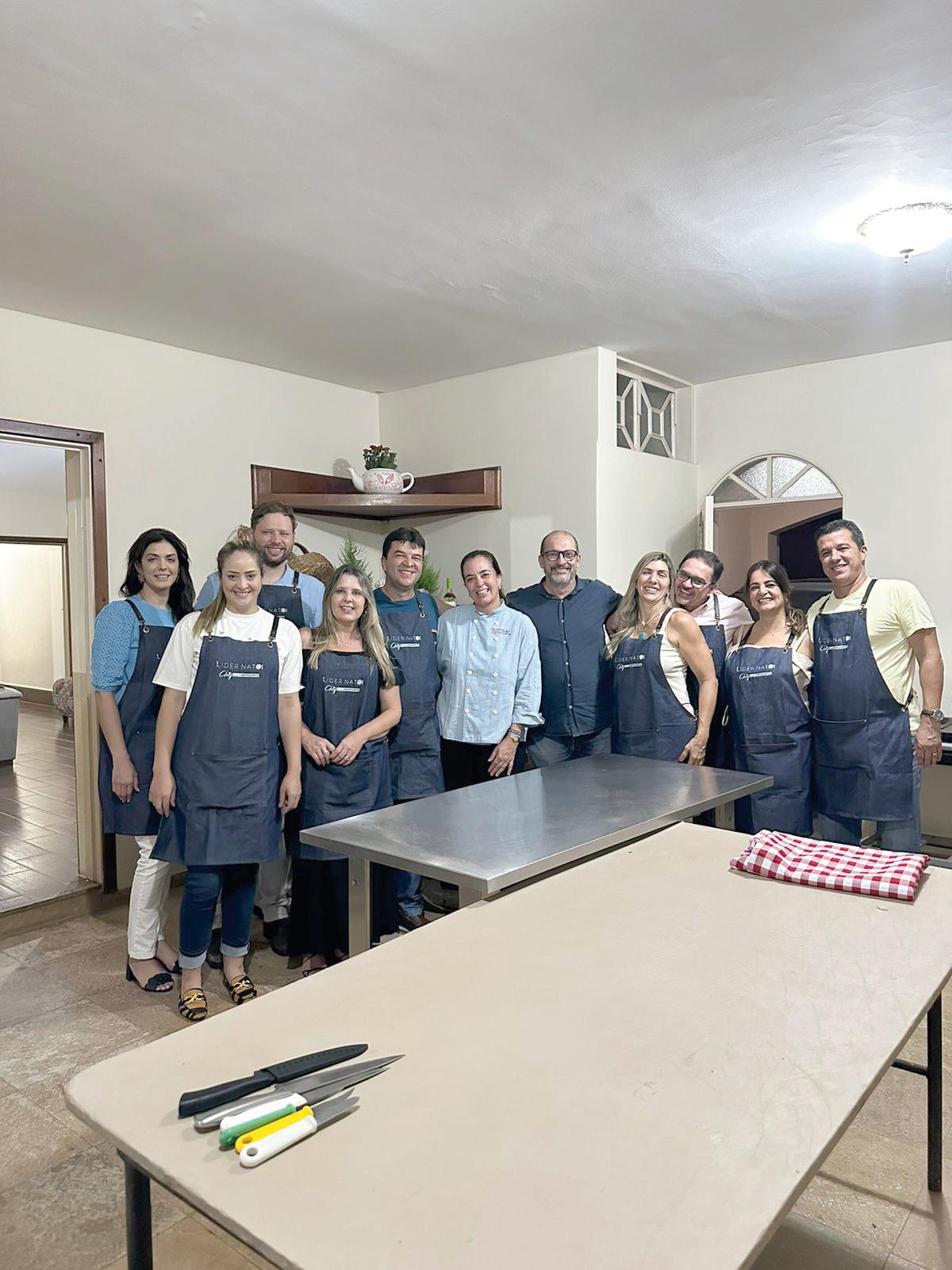 Esta semana foi marcada por um encontro de peso que misturou alta gastronomia com treinamento de liderança de alta performance. O consultor, Napoleão Amorim e as Chefs Tuca Antonio e Paula Abrahão, deram o tom a mais um encontro desta turma que finalizou o ano com chave de ouro e já está de olho nas programações de Napoleão Amorim para 2024 (Foto/Arquivo Pessoal)