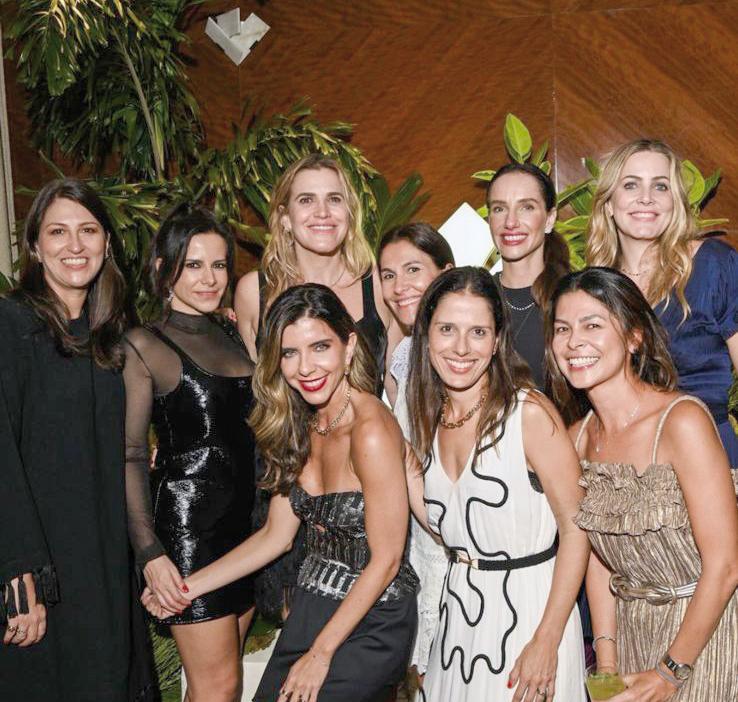 Uberabenses em peso no badalado coquetel Tânia Bulhões, entre elas, Ana Barsam, Daniela Bulhões, Sara Fantato, Rita Guido, Paula Mendes, Joana Rezende e Beatriz Mendonça Schick (Foto/Divulgação)