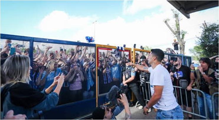 Despedida de Suárez levou centenas de torcedores ao aeroporto ((Foto Lucas Uebel – Grêmio))