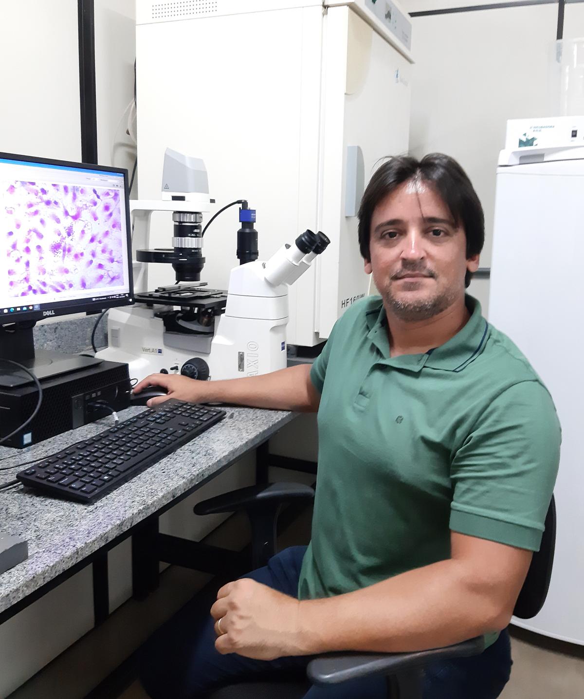 Marcos Vinicius da Silva é professor e pesquisador vinculado ao Departamento de Microbiologia, Imunologia e Parasitologia e Instituto de Ciências Biológicas e Naturais da UFTM (Foto: Divulgação)