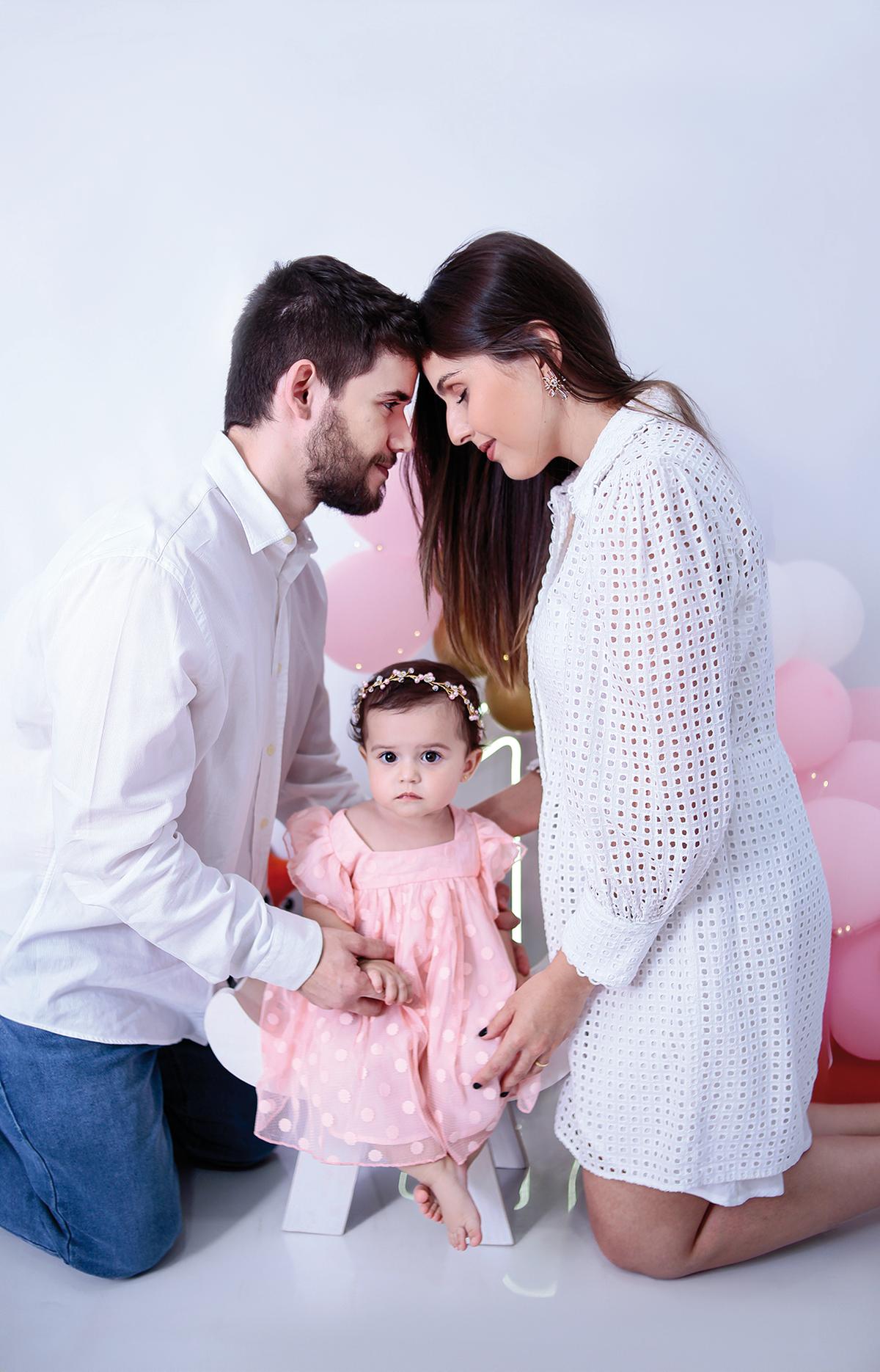 Foto linda da família Guilherme Ferreira Assed e Gabriela Mendes do Carmo com a pequena Júlia - THAYNARA MENDES (Foto/Thaynara Mendes)