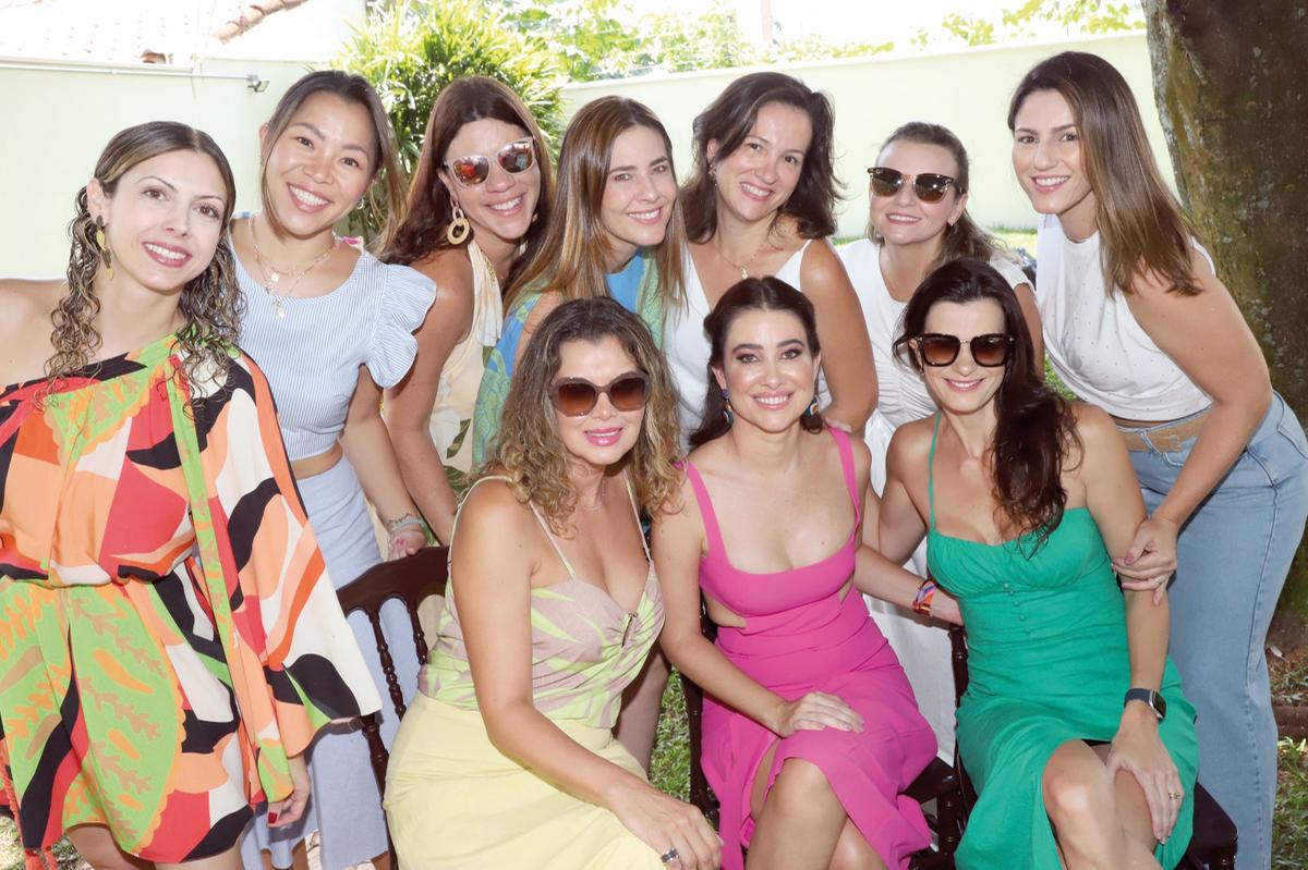 Paula ladeada pelas amigas queridas e vizinhas Patrícia, Carla, Daniele, Lícia, Graziela, Bruna, Rosa, Karina, Paula e Luciana (Foto/Reprodução)