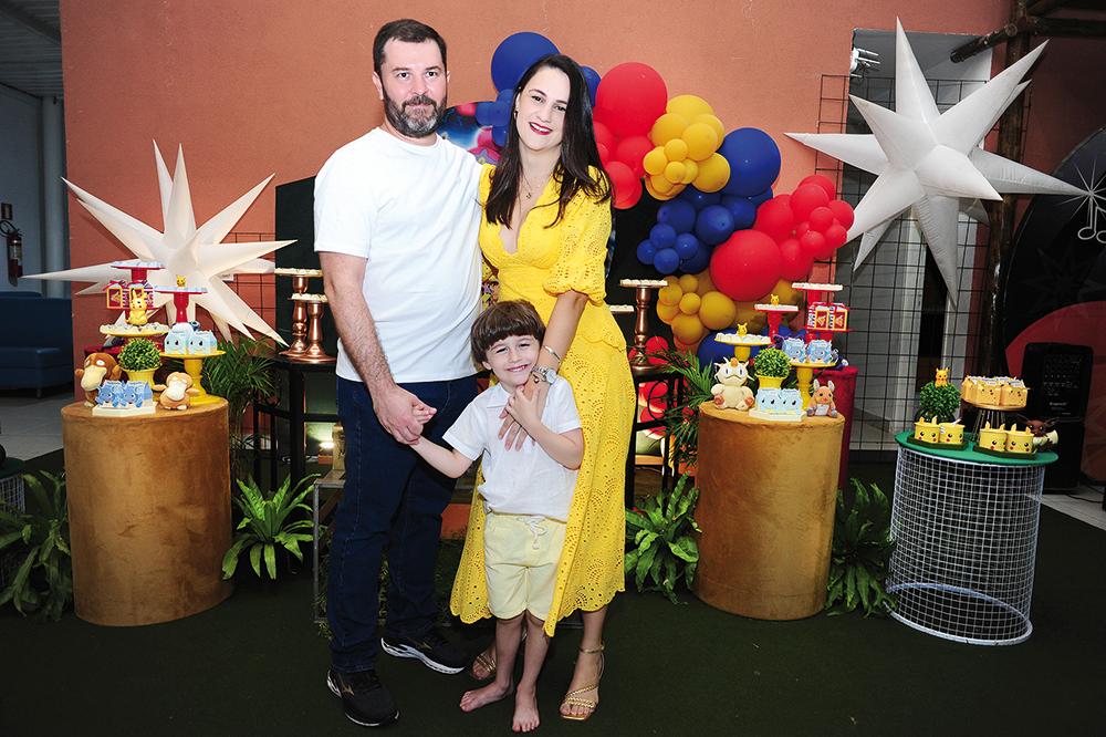 Augusto com seus pais, Rafaela Fonseca Rossetti e Leonardo Galvão Rossetti (Foto/Thaynara Mendes)