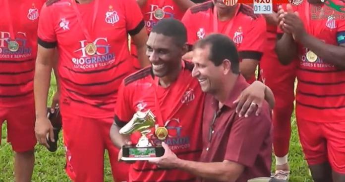 Rubinho campeão Sênior para o Bonsucesso, recebe das mãos do presidente da LUF o troféu de artilheiro da competição (Foto/Divulgação)