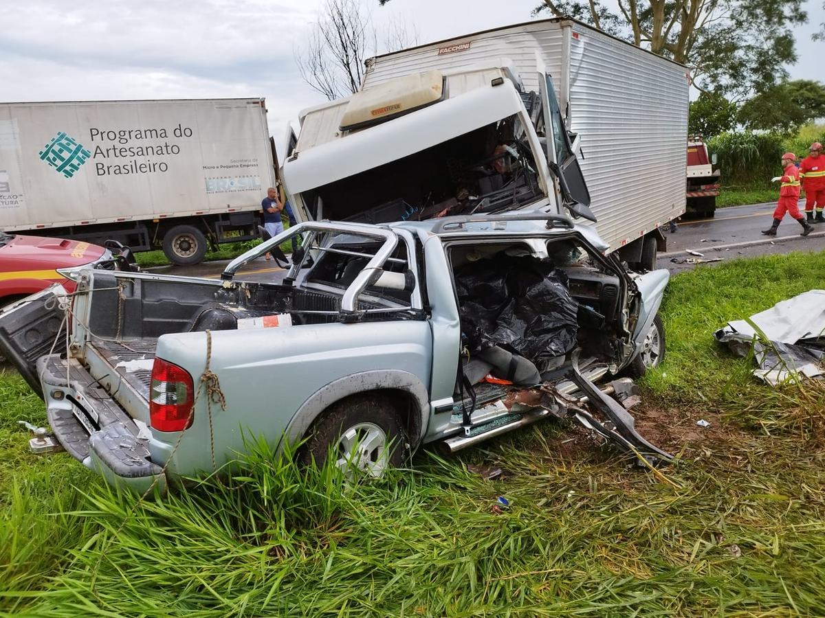 Os dois veículos ficaram com as frentes destruídas, sendo que o condutor da caminhonete morreu no local 