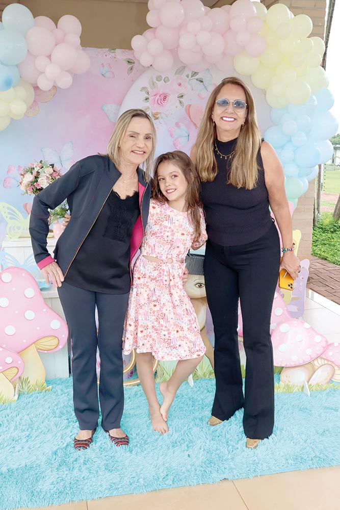 Valentina com as avós, Regina Vieira e Nádia Rodrigues (Foto/Paulo Lúcio)