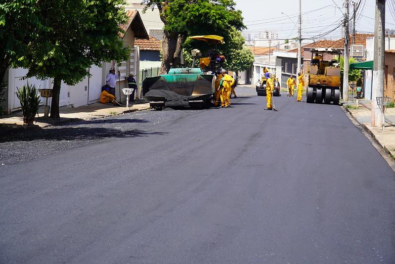 Em outubro a equipe de recapeamento realizou trabalho no bairro Fabrício. (Foto: Divulgação)