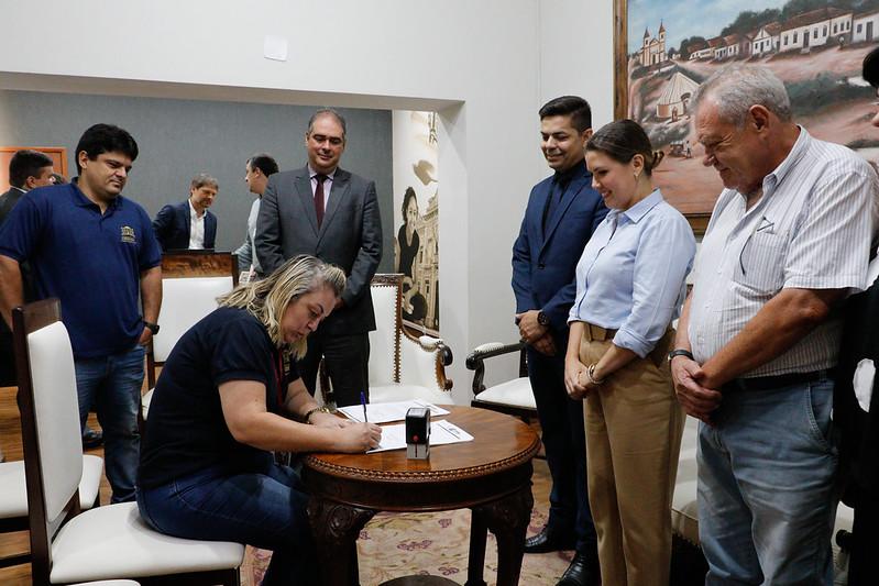 Fernando Mendes, presidente da Câmara, Elisa Araújo, prefeita de Uberaba, e outras lideranças observam servidora protocolando o recebimento do projeto de lei (Foto: Jhully Borges - CMU)