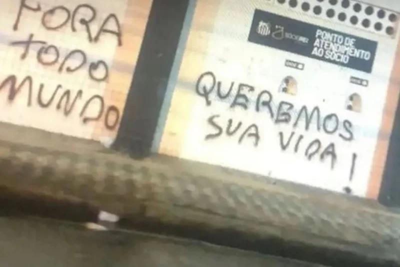 "Queremos sua vida", apareceu escrito em uma das paredes do estádio do Santos (Foto/Redes Sociais)