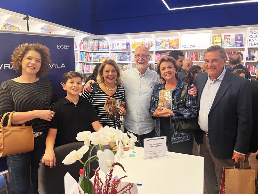 Os queridos Beatriz e Reanto Carboni foram prestigiar o lançamento do livro do amigo, Dr. Edson Amancio, que aconteceu na capital paulista neste fim de semana (Foto/Reprodução)