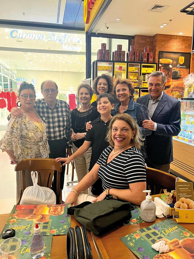 Turma animada em São Paulo para o lançamento do livro do Dr. Edson Amancio, Neide, Milton, Luciana, Solange ,Luiz, Beatriz, Renato e Márcia Helena (Foto/Reprodução)