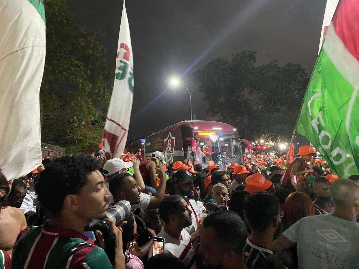 Com cantoria, sinalizadores e bela festa da torcida, Fluminense embarca para Mundial de Clubes (Foto/Gabriela Marino)