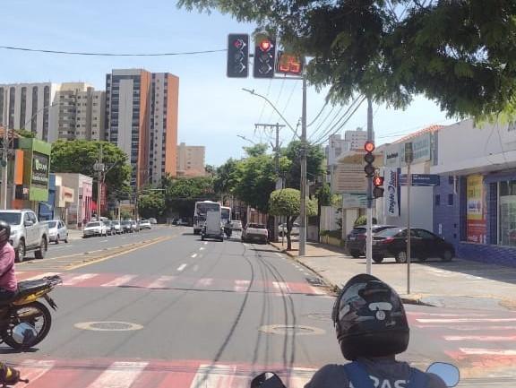 No cruzamento da avenida Santos Dumont com rua São Sebastião, a árvore permite a visão do semáforo somente a uma distância pequena (Foto/Ângelo Pedroso)