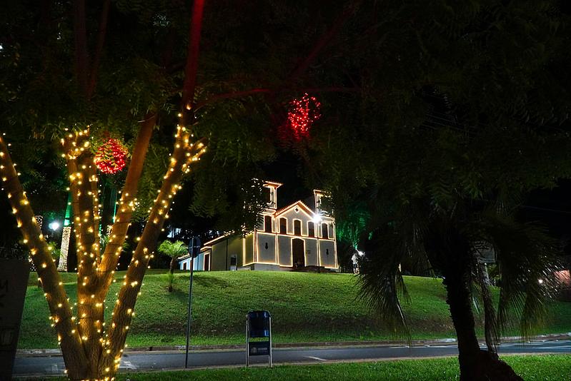 Iluminação de Natal na praça da Igreja Santa Rita (Foto/Divulgação)