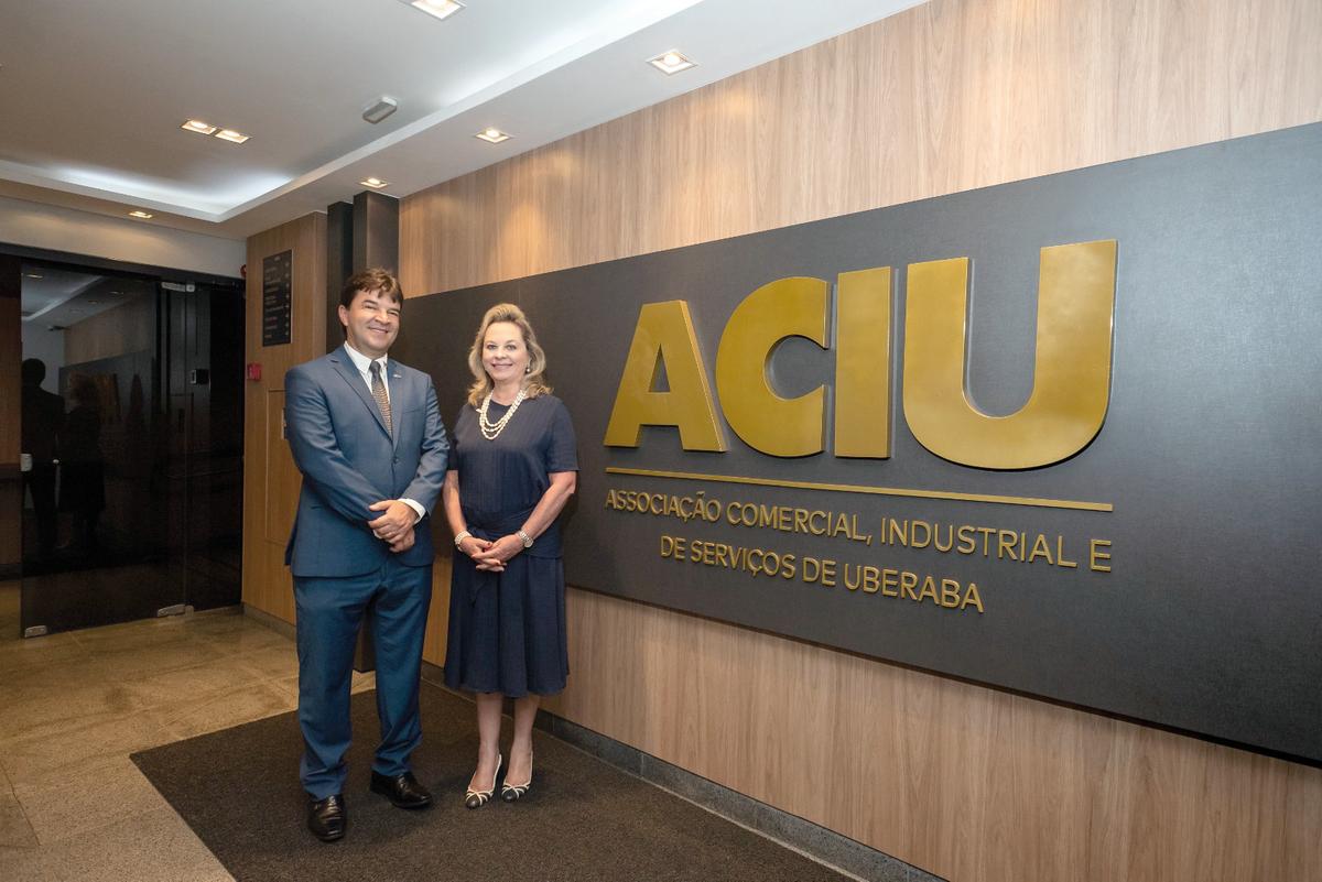 Lídia Prata Ciabotti foi eleita a primeira mulher presidente da ACIU nos 100 anos da entidade. Na foto com o atual presidente, Anderson Cadima (Foto/Divulgação)